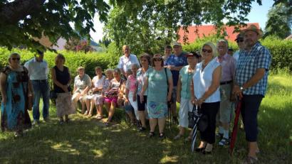 Bild: exb
Die Stadtteilspaziergänger erkundeten im Juni das Baugebiet "Lindenweg II"
