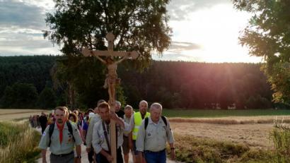 Bild: ads
Bereits um 4 Uhr morgens machen sich die Gläubigen der Pfarreiengemeinschaft St. Vitus Schnaittenbach/St. Margareta Kemnath mit Pfarrer Josef Irlbacher zum Mariahilfberg in Amberg auf, allen voran die Pfadfinderveteranen mit dem Pilgerkreuz.