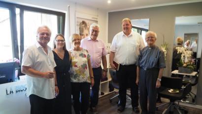 Bild: krb
Pfarrer Ulrich Gruber und Stadtpfarrer Josef Häring segnen die neuen Räume der "Frisurenecke".