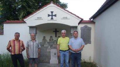 Bild: nib
(v.li) Anton Bodensteiner, Josef Graf (SK Dürnsricht), Kirchenpfleger Günter Schießl, Bürgermeister Christian Ziegler freuen sich über ein runderneuertes Kriegerdenkmal.