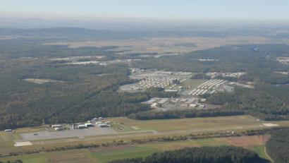 Bild: Michael Ascherl [Michael Ascherl] (michael.ascherl@oberpfalzmedien.de, mascherl)
Hier am Flugplatz in Grafenwöhr sollen 1,5 Hekter dem Übungsplatz zugeschlagen werden.