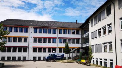 Bild: Thomas Dobler
Markante Farbleisten lockern die Fassade des A-Baus der Schule auf.