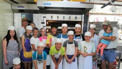 Bild: soj
Die Bäckermeister Eberhard Söllner (rechts) und Tobias Göhl haben mit den Lehrkräften Elisabeth Steinkohl und Cornelia Schieder sowie den Schülern der Mittelschule Kemnath das Projekt „Ernährungshandwerk – Ernährung macht Schule“ umgesetzt.