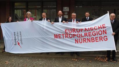 Bild: Bühner
Hochhalten wegen Sturm mussten die Fahne der Europäischen Metropolregion Nürnberg (von links) Stabsstellenleiterin Roswitha Ruidisch; die Vertreter der Metropolregion Geschäftsführerin Christa Standecker, Ratsvorsitzender Andreas Starke, Wirtschaftsvorsitzender Professor Klaus Wübbenhorst; Oberbürgermeister Kurt Seggewiß und die Bürgermeister Jens Meyer und Lothar Höher