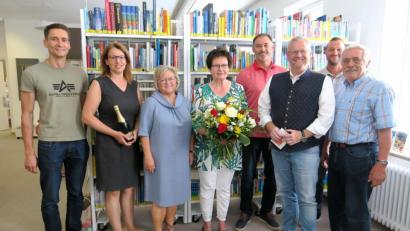 Bild: Hirsch
Oberbürgermeister Andreas Feller (Dritter von rechts) und Mitglieder der CSU-Fraktion bedankten sich bei Sieglinde Ziegler (M;itte, mit Blumen) für 38-jährige ehrenamtliche Mitarbeit in der Bücherei.