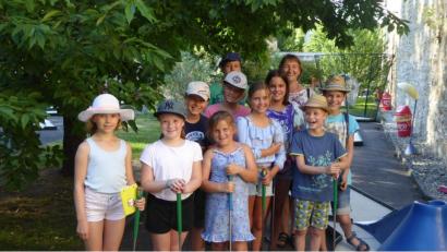 Bild: mof
Beim Minigolf hatten die Kinder und Maria Hofmann, Spartenbetreuerin für den Nachwuchs (rechts hinten), einen Riesenspaß.