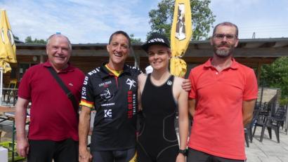 Bild: rn
Bürgermeister Peter Lehr (links) und Wettkampfleiter Reinhold Danzer (rechts) gratulierten den Tagesbesten Barbara Wittmann und Marcus Schattner .