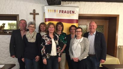 Bild: exb
Die Frauen-Union Schnaittenbach wählt einen neuen Vorstand (von links): Bürgermeister Josef Reindl, Isolde Reindl, Erika Urban, die wiedergewählte Vorsitzende Elisabeth Kraus, Beate Schwab, Sabine Rackwitz, Monika Epp und CSU-Ortsvorsitzender Marcus Eichenmüller.