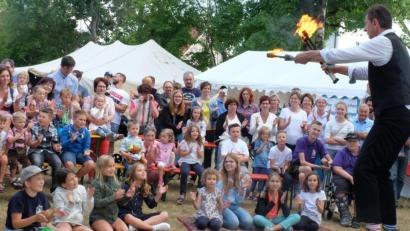 Bild: ohr
Groß und Klein begeisterte Sepp Schabernack mit seiner fantasievoller Darbietung und den brillanten Fertigkeiten.