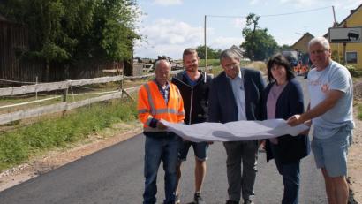 Bild: mmj
Zur Besprechung trafen sich (von links) Norbert Betz, Matthias Vogl (beide Firma Seebauer), VG-Geschäftsleiter Matthias Jeitner, Bürgermeisterin Birgit Höcherl und Ingenieur Ernst Pledl an der Baustelle.