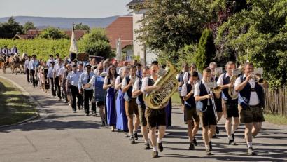 Bild: Hermann Koch
Zahlreiche Vereine aus der Umgebung reihen sich in den Festzug anlässlich des 100-jährigen Bestehens des Soldaten- und Kriegervereins Kemnath ein.