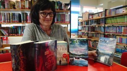 Bild: fz
Gisela Kreisel, Leiterin der Marktbücherei in Floß, bekommt stellvertretend für ihr Team Applaus in der jüngsten Marktratssitzung. Die Ausleihzahlen wurden enorm gesteigert.