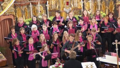 Bild: weu
Wohlklang und Harmonie erfüllte die Pfarrkirche Sankt Ulrich. Mit einem Konzert feierten die Sänger des Chors „Ganz & Gar“ das zehnjährige Bestehen ihres Ensembles.
