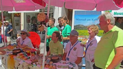 Bild: ow
Beim diesjährigen Neustadt-Treffen in Bad Neustadt an der Saale ist die Kulmstadt mit einem Stand an der „Neustadt-Meile“ vertreten. Der Obst- und Gartenbauverein sowie die Feinbrennerei am Culm machen dort Werbung für die Kulmregion.