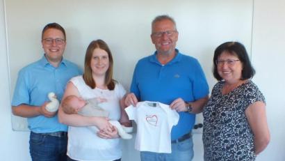 Bild: exb
Oberbürgermeister Andreas Feller überreichte an die Familie ein T-Shirt mit dem Aufdruck „I bin a Schwandorferin“.