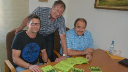 Bild: jr
Jugendbeauftragter Wolfgang Pötzl, Zweiter Bürgermeister Reinhard Wurm und stellvertretender Jugendbeauftragter Stefan Siller (von links) stellten das Ferienprogramm der Marktgemeinde Konnersreuth vor.