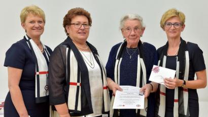 Bild: zig
Schwesternfest 2019

Erika Weiß (Zweite von rechts) wurde für ihre 70-jährige Mitgliedschaft in der Schwesternschaft geehrt. Mit ihr freuten sich Generaloberin Edith Dürr, Oberin Brigitte Wedemeyer (von links) und Tatjana Richter vom Wallmenichhaus (rechts).