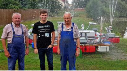 Bild: zer
Hans Heil, Korbinian Haberkorn und Josef Heil (von links) bereiten das Lampionfest mit Wasserspielen vor.
