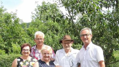 Bild: hl
Bürgermeister Werner Nickl (von rechts) gratulierte Heinrich Dworzack zu seinem 85. Geburtstag. Neben den beiden stehen die Töchter Regina und Annette.