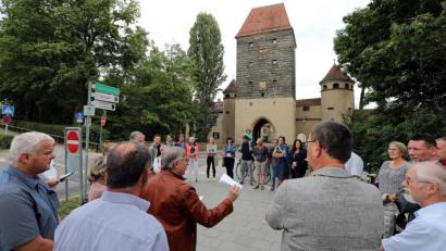 Bild: Wolfgang Steinbacher
Die Wendeschleife vor dem Ziegeltor war sehr gut geeignet, um unter dem Motto „CSU-Fraktion vor Ort“ aufzuzeigen, wie man sich seitens der Stadt eine fahrradfreundlichere Verkehrsführung vorstellt und was in der Praxis alles dazwischenkommen kann.