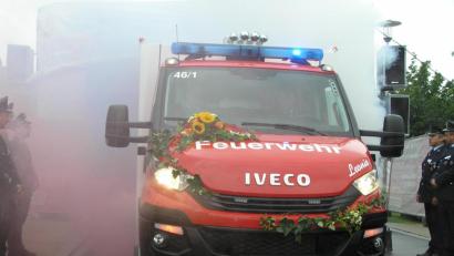 Bild: öt
Umhüllt von Nebelschwaden bahnte sich das neue Tragkraftspritzenfahrzeug TSF W der Riglasreuther Wehr den Weg aus dem mit Planen umhüllten Unterstand.