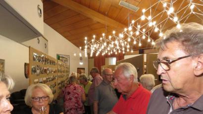 Bild: ubb
Viele Gäste nahmen an der Eröffnung der neuen Ausstellung im Rathaus Wiesau teil. Besonders viel Interesse bestand an den alten Ansichten von Wiesau.