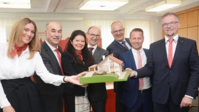 Bild: Gabi Schönberger
Die eigene Immobilie ist immer noch eine der besten Geldanlagen. Das betonen die Experten der Sparkasse um Vorsitzenden Josef Pflaum, Immobilienspezialistin Manuela Spaur und den bayerischen LBS-Landesvorsitzenden Erwin Bumberger (Zweiter, Dritte und Vierter von links).