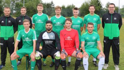 Bild: gil
Der FC Weiden-Ost geht optimistisch und ehrgeizig in die neue Saison. Unser Bild zeigt die Verantwortlichen und die Neuzugänge: (hinten von links) Sportlicher Leiter Martin Oppitz, Trainer Maximilian Vollath, Sergej Popov, Ferdinand Witt, Johannes Roll, Florian Schrepel, Trainer Peter Kämpf. (vorne von links) Tim Bergemann, Mart Selvi, Andreas Schaller, Valerian Ginder.