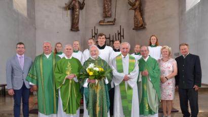 Bild: gi
Pater Berthold Brandl (mit Blumenstrauß) feiert anlässlich seines 90. Geburtstages in der Pfarrkirche St. Peter und Paul in Moosbach einen Dankgottesdienst. Dazu gratulieren Bürgermeister Hermann Ach, Diakon Herbert Sturm, die Priester Josef Most, Johann Neuber und Hermann Hierold sowie die Sprecherin des Pfarrgemeinderats, Elisabeth Hierold, und Altbürgermeister Hans Roßmann (von links).