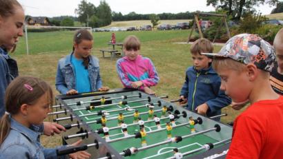 Bild: frd
Für Langeweile blieb beim Dorffest in Pirkhof keine Zeit. Die Kinder stellten unter anderem ein eigenes Freiluft-Kickerturnier auf die Beine.