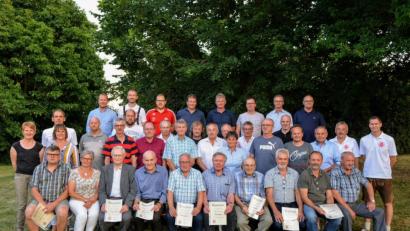 Bild: fdl
Die Vorstandsmitglieder Stefan Kummer (hintere Reihe, Zweiter von links), Reinhard Meyer (mittlere Reihe, Zweiter von links, Stefan Basler (mittlere Reihe, rechts) und Georg Kustner (mittlere Reihe, Zweiter von rechts) bedanken sich bei den Geehrten für ihre Treue zur DJK.
