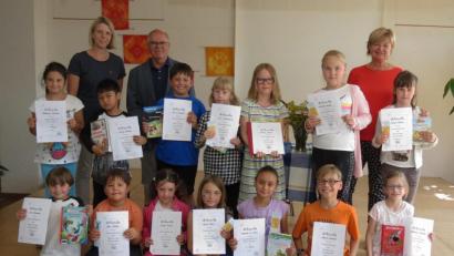 Bild: Dobmeier
Die Gewinner des Vorlesewettbewerbes an der Hammerwegschule erhalten Urkunden.