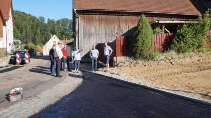 Bild: weu
Die Gemeinderäte überzeugten sich von der Verbreitung der Straße im Kreuzungsbereich Willhofer/Siegelsdorfer Straße in Fronhof, die dem Schwerlastverkehr das problemlose Abbiegen ermöglicht.