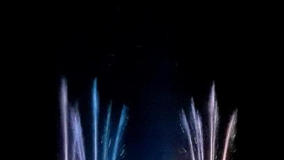 Bild: zer
Drei Tüftler zeigen den Letzauern eine Licht-Wasser-Show mit Fontänen, Farben und Musik der Extraklasse.