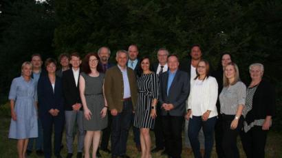 Bild: fpoz
Mit dieser Mannschaft geht die CSU in den Kommunalwahlkampf: (von links) Susanne Menzel, Mario Rabenbauer, Christine Weidmann, Thomas Ernstberger, Maximilian Kastner, Monika Greger, Helmut Härtl, Gastredner und Landratskandidat Roland Grillmeier, Wolfgang Schultes, Margit Bayer, Werner Spörer, Thomas Frischholz, Stefan Müller, Johanna Heider, Ingrid Haberkorn, Tanja Mai und Angela Burger.