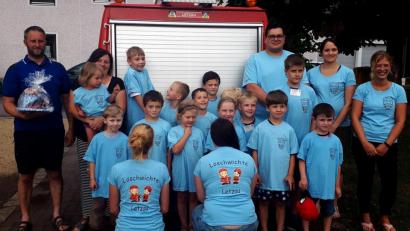Bild: zer
Die erste Ausstattung für die Kinderfeuerwehr in Letzau sind die „Uniformen“ in Blau. Das Shirt ziert Schrift und Feuerwehrmänner, denen sie nacheifern.