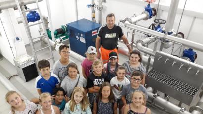 Bild: fjo
Wasserwart Armin Bauer (im Hintergrund) erklärt der Klasse Zusammenhänge und Wege rund um die Versorgung der Bevölkerung mit Trinkwasser.