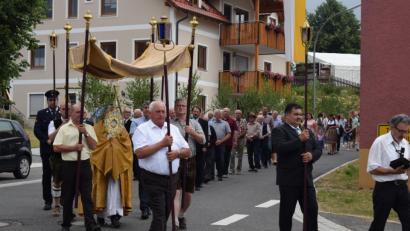 Bild: bnr
Zahlreiche Wallfahrer und die Gläubigen der Pfarrei beteiligten sich an der eucharistischen Prozession durch den Ort, die ein Höhepunkt des Kirchenpatroziniums war.
