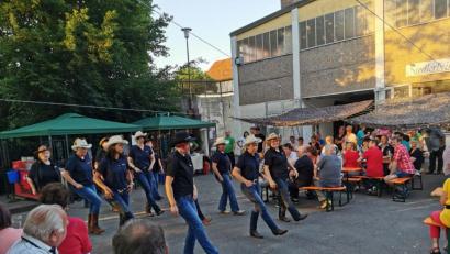 Bild: gz
Die Countrytänzer "Moosbacher Power Liner" und "Dusty Boots Isling" aus Eslarn zeigen beim Sommerfest der Siedlergemeinschaft ihr Können.