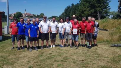 Bild: exb
Spartenleiter Albert Bauer (links) und Schiedsrichter Lukas Blödt (rechts) zeichneten die drei erstplatzierten Mannschaften der Gruppe zwei aus.