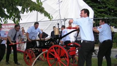 Bild: öt
Körpereinsatz war von den teilnehmenden Mannschaften beim Wettbewerb mit der historischen Löschmaschine gefordert.