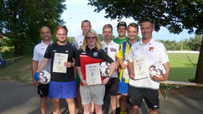 Bild: hme
Spielleiter Richard Zeiler (hinten links) gratuliert den Herrenteams.