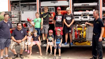 Bild: zer
Die Kinder und Jugendlichen zeigen viel Interesse am Rüstwagen der Feuerweh, bevor sie zu einer Rundfahrt mit Blaulicht durchs Dorf aufbrechen.