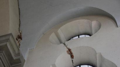 Bild: ads
Zwischen Chorraum und Langhaus der Pfarrkirche zeigt sich seit zwei Jahren ein sich kontinuierlich fortsetzender Riss, der sich nach oben stark öffnet und sich nach unten mit weiteren diagonalen und vertikalen Rissen bis in die Sakristei fortsetzt. Eine Nachgründung des Chors zur Beseitigung des Risses erfordert eine umfangreiche Baumaßnahme mit Kosten in Höhe von 200 000 Euro.