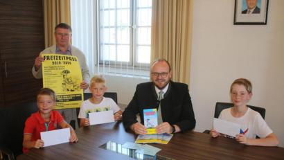 Bild: sne
Eine Privataudienz beim Landrat Andreas Meier bekamen der Sieger des Freizeitpass-Rätsels, Merlin Seemann (Dritter von links), 2. Sieger Lukas Hansl (rechts) und 3. Sieger Jakob Beer (links) für ihre richtige Lösungen im Freizeitpass-Rätsel. Kreisjugendpfleger Jürgen Orlik (hinten) oft auf eine reges Interesse an dem neuen Freizeitpass.