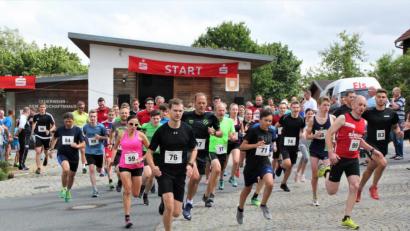 Bild: fdl
Um Punkt 16 Uhr gibt Bürgermeister Hermann Falk den Start für den Stundenlauf als Höhepunkt beim Dorffest der DJK Ehenfeld-Massenricht frei.