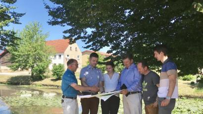 Bild: Wasserwirtschaftsamt Weiden
Bürgermeister Albert Nickl (von links), Christian Götz, Maria Bichlmeier, Roland Wach, Günter Ring, Johannes Pausch beim ersten Ortstermin an der Creußen in Tremmersdorf.