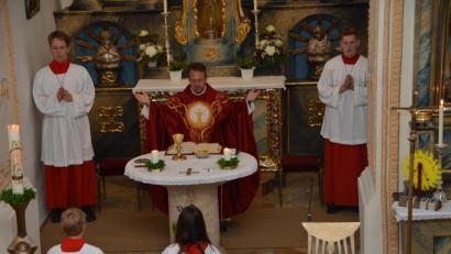 Bild: dob
In der Filialkirche St. Thomas feiern die Pfarrangehörigen mit Dekan Alexander Hösl den Namenstag des heiligen Thomas, der als Zwilling oder Zweifler bekannt ist.