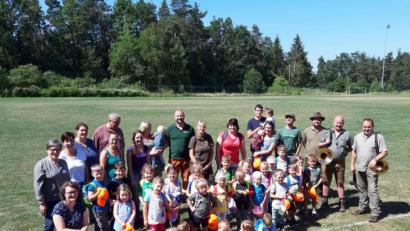 Bild: bgm
Die Kinder des Kindergartens St. Franziskus kennen sich jetzt im Wald bestens aus. Jäger und Förster organisieren auf Initiative von Christian Sixt zum zweiten Mal einen Waldtag mit vielen Spielen und Informationen.