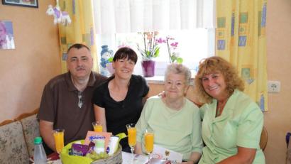 Bild: njn
Ihren 90. Geburtstag feiert Frieda Malz. Mit auf dem Bild (von links) Sohn Stefan mit Michaela und dritte Bürgermeisterin Sonja Heindl (rechts).